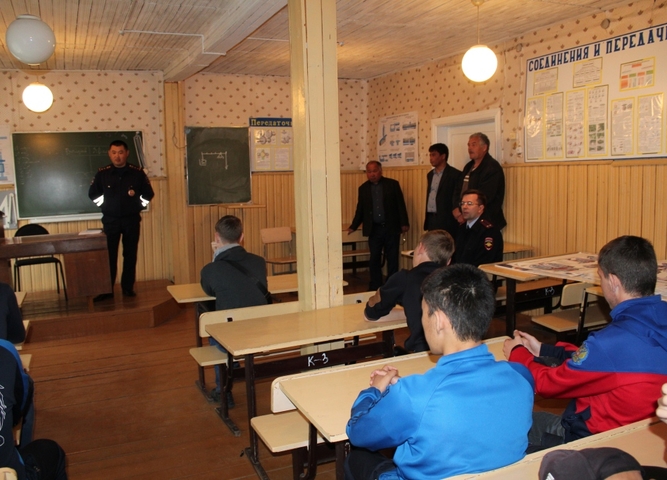 25 мая 2018 г.  сотрудник ГИБДД Николаев Н.Н. провел беседу со студентами техникума
